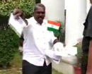 Knife-wielding man forcibly enters Kerala House when CM Vijayan was inside
